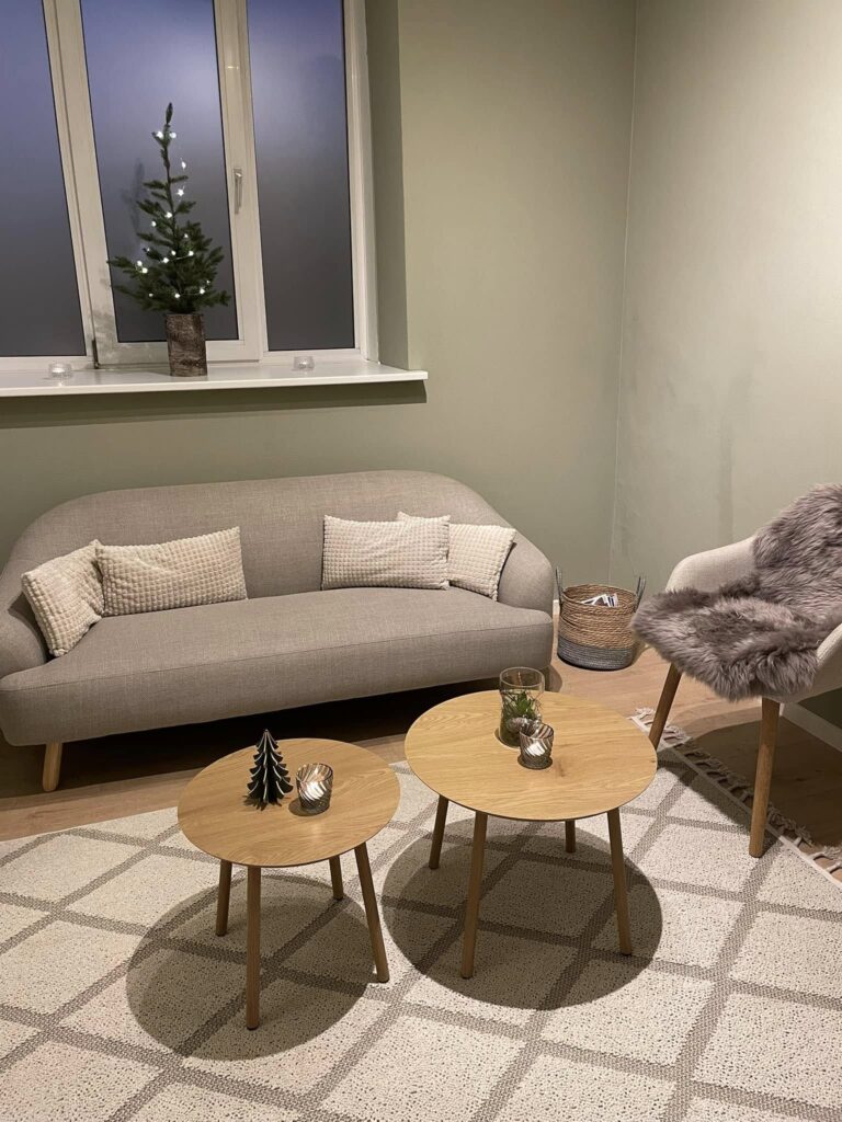 Moderne stue med sofa og små borde