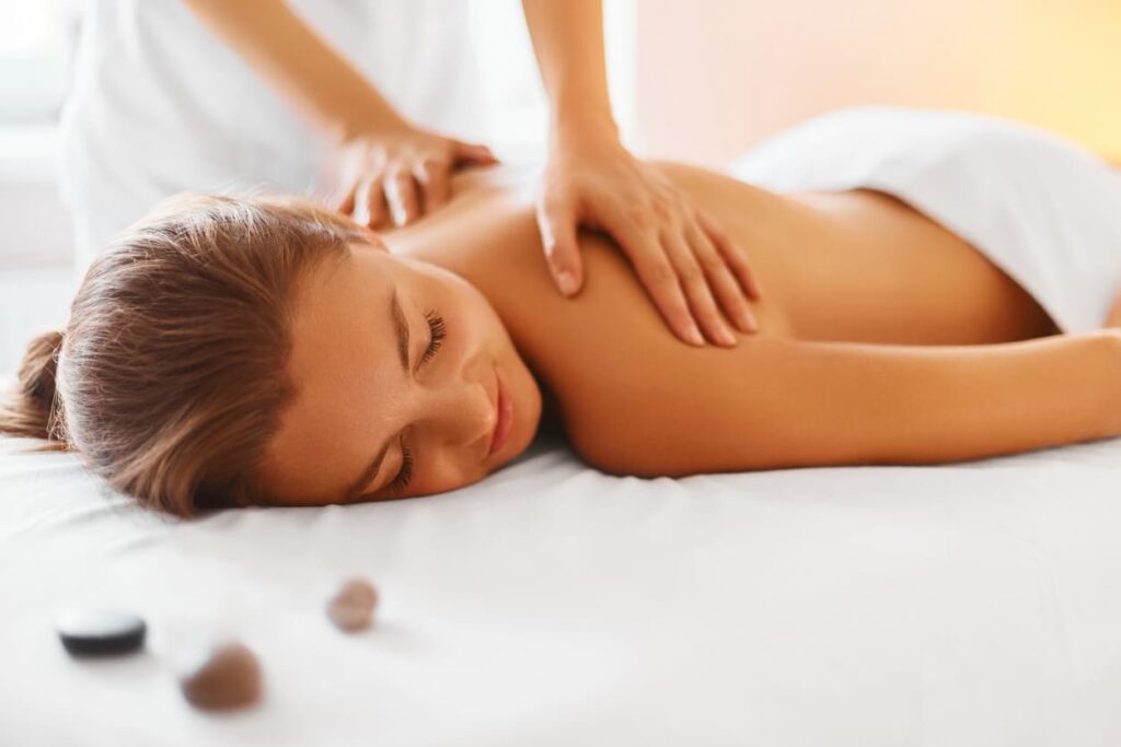 Kvinde får afslappende rygmassage på spa