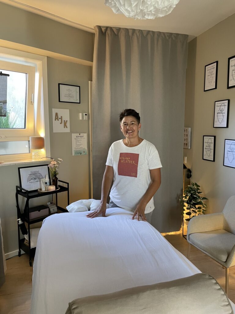 Person i hyggelig massageklinik med behandlingsbriks